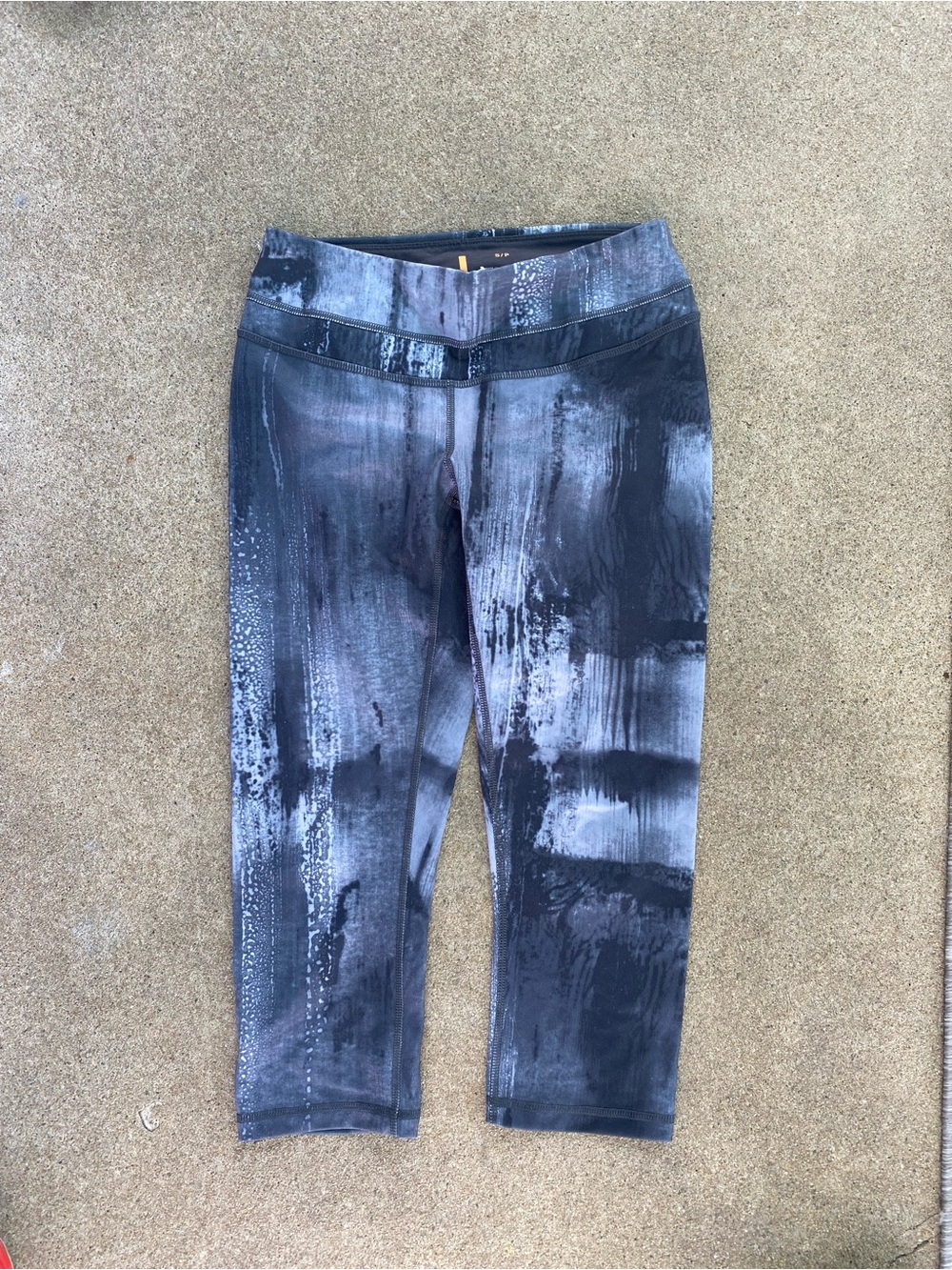 Women's Lucy Black and Gray Abstract Print Capri Leggings